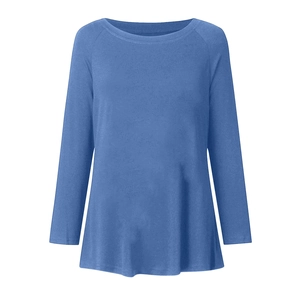 Détails des manches raglan bleu foncé et des finitions de couture sur ce haut décontracté