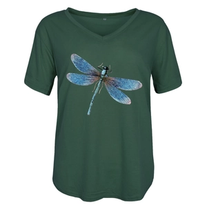 Détail du col en V et de l'imprimé libellé sur le t-shirt en coton vert foncé