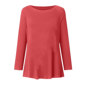 Vue détaillée d'un t-shirt à manches longues rouge avec col rond et manches raglan