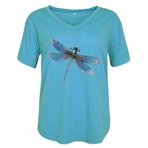 Détail d'un t-shirt bleu ciel à col en V avec un imprimé graphique de libellule colorée