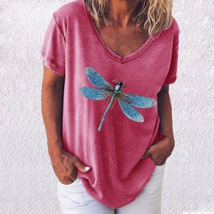 Détail de l'imprimé libellule bleue sur le t-shirt rose pour femme avec col en V