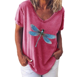 Détail du t-shirt à col en V rose poudré avec imprimé libellule bleue stylé