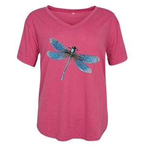 Détail macro du col en V et de l'imprimé libellé bleue sur ce T-shirt rose vif