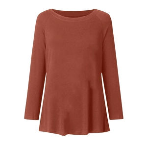 Détail d'un t-shirt à manches longues rouge rouille en maille douce avec manches raglan