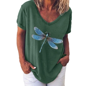 T-shirt femme col en V vert armée avec imprimé libellule bleue aux détails fins