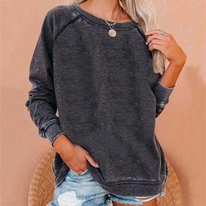 Détail du sweat à col rond gris anthracite avec lavage vintage et manches raglan