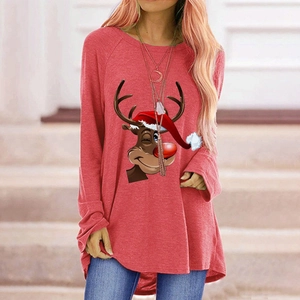 Dettaglio della stampa natalizia con renna su una t-shirt ampia a maniche lunghe rosso