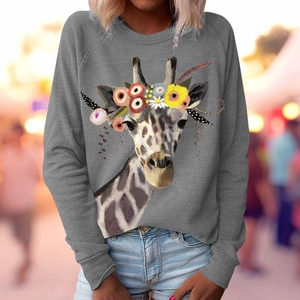 Dettaglio della felpa grigia con stampa di giraffa e ghirlanda di fiori colorati