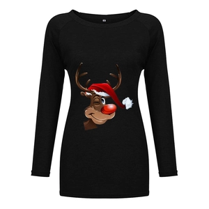 Dettaglio della simpatica stampa di renna di Natale su t-shirt nera a maniche lunghe