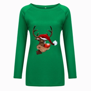 Dettaglio della stampa con renna di Natale e scollatura rinforzata sulla maglia verde