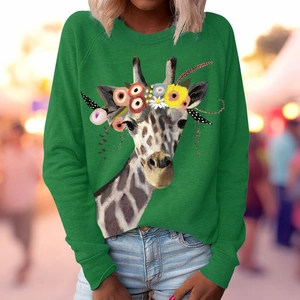 Dettaglio della felpa verde smeraldo con stampa di giraffa dipinta a mano e fiori