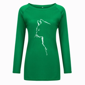 Detailed view of the size M tag on an emerald green long-sleeve t-shirt with cat print