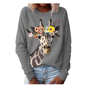 Felpa grigia girocollo con stampa giraffa e fiori abbinata a jeans denim chiari