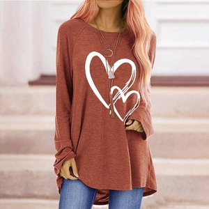 Détail d'un t-shirt à manches longues rouge rouille avec imprimé cœur décontracté