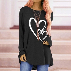 Détails d'un t-shirt femme noir à manches longues avec imprimé double cœur blanc