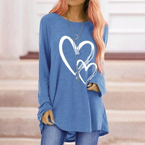 T-shirt bleu à manches longues avec imprimé cœur blanc et coupe décontractée