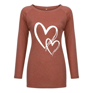 Détail de l'imprimé cœur et de l'étiquette taille M sur le t-shirt manches longues