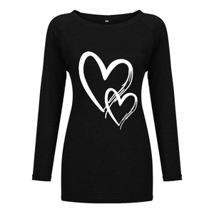 Détail de l'étiquette taille M et de l'imprimé double cœur sur t-shirt noir manches longues
