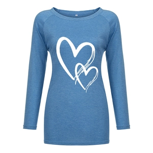 Détail du t-shirt bleu chiné à manches raglan avec imprimé cœurs et texture douce