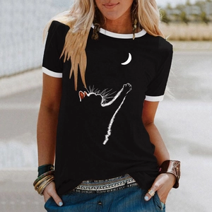 Dettaglio di una t-shirt ringer nera con stampa grafica di gatto e luna e collo a contrasto