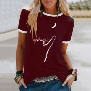 Dettaglio della t-shirt bordeaux con colletto a contrasto bianco e stampa gatto e luna