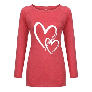 Détail de l'imprimé double cœur et de l'encolure sur ce t-shirt rouge à manches longues