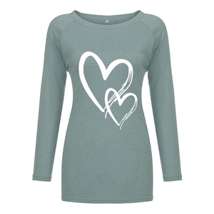 Détail du t-shirt vert-gris à manches longues avec imprimé cœur et taille M