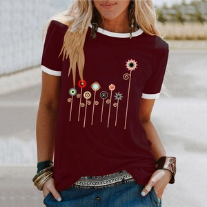 Dettaglio della stampa floreale e del bordo bianco sul t-shirt bordeaux da donna