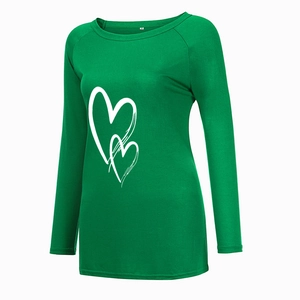 Détail de l'imprimé cœur et de l'étiquette de taille M sur un T-shirt vert à manches longues