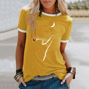 T-shirt gialla da donna con stampa gatto e luna e bordi bianchi a contrasto