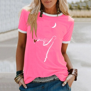 Dettaglio della t-shirt in cotone rosa con stampa gatto e luna e girocollo bianco a contrasto