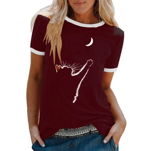 T-shirt bordeaux da donna con stampa gatto e luna e bordi bianchi a contrasto stile