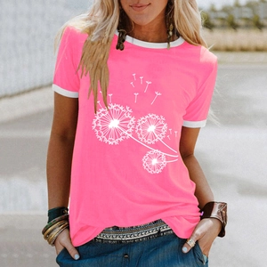 Détail du t-shirt rose d'été pour femme avec imprimé pissenlit et col à bord blanc
