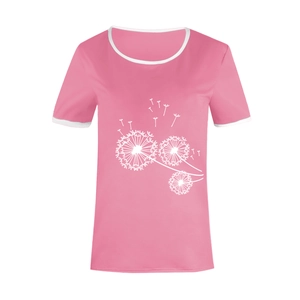 Détail d'un t-shirt rose avec imprimé pissenlit blanc et bordures de manches contrastées