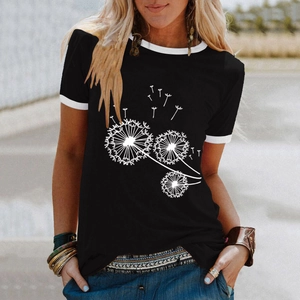 Détail de l'imprimé pissenlit sur T-shirt noir avec bords contrastés blancs et style décontracté