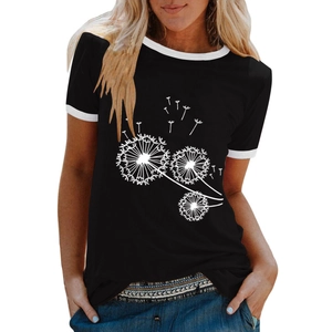 Détail du t-shirt noir imprimé pissenlit avec col et bordures de manches contrastés