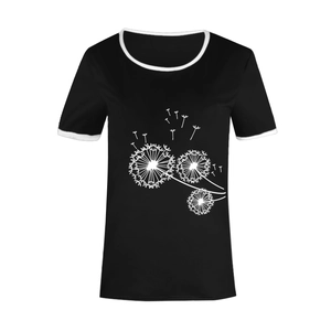 Détail de l'imprimé pissenlit et bordure blanche sur un T-shirt noir à manches courtes