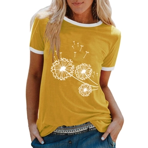 Détail du t-shirt ringer jaune moutarde avec imprimé pissenlit blanc et col rond