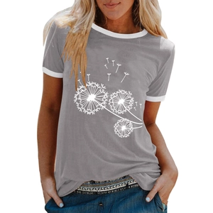 Détail de l'imprimé pissenlit sur t-shirt gris avec col et poignets contrastés blancs
