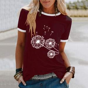 Détail du t-shirt bordeaux avec imprimé pissenlit et bordure blanche au col rond