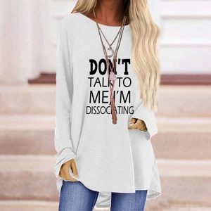 Gros plan d'un t-shirt blanc à manches longues avec le slogan imprimé Don't Talk To Me