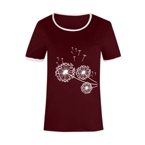 Détail du t-shirt bordeaux avec motif de pissenlit et bordures de cou contrastées