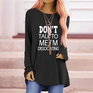 Détail du t-shirt noir à manches longues avec l'imprimé blanc Don't Talk To Me