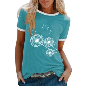Détail d'un t-shirt d'été sarcelle avec imprimé pissenlit et col rond contrasté blanc