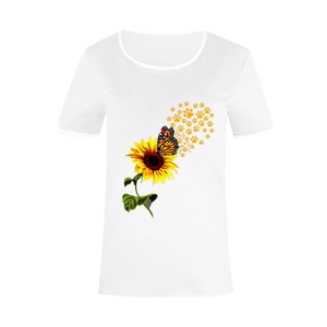 Dettaglio della stampa girasole e farfalla su una t-shirt bianca in cotone a maniche corte