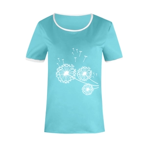 Détail du t-shirt bleu ciel avec imprimé pissenlit et bordure contrastée au col