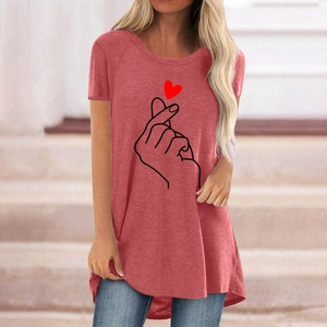 Detailed view of the finger heart print and red heart on the pink cotton blend t-shirt