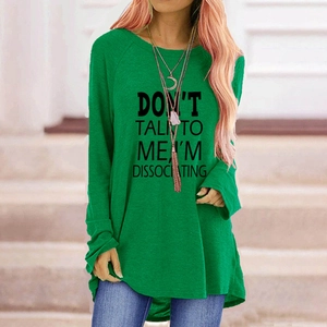 T-shirt femme vert à manches longues avec slogan imprimé et ourlet irrégulier