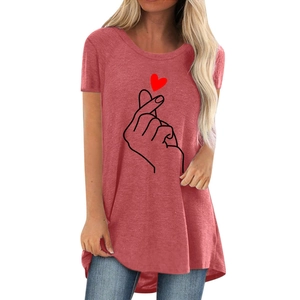 Women's crew neck short sleeve T-shirt in dark red with finger heart print graphic