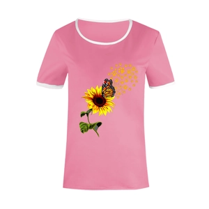 Dettaglio maglietta rosa con stampa girasole, farfalla e impronte di zampe gialle